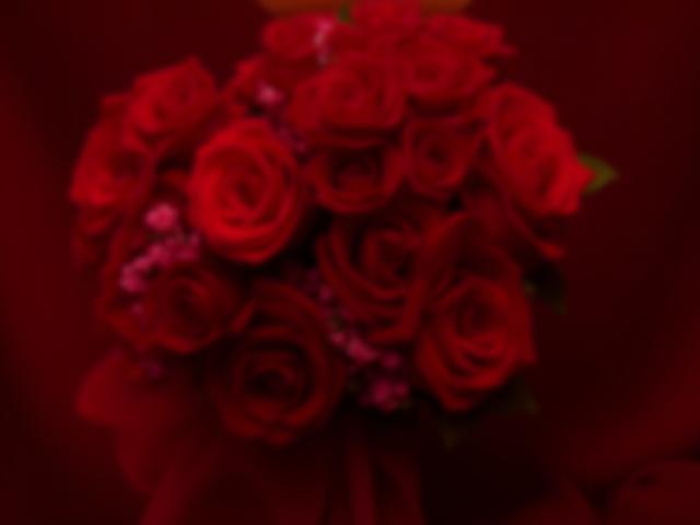 Ramo de rosas rojas y flores románticas para amor y aniversario.